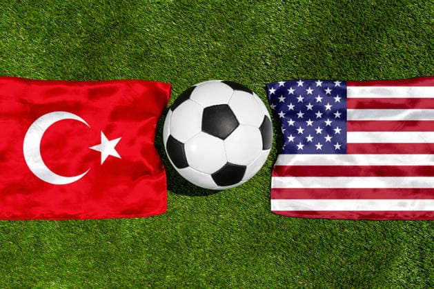 FOTOMONTAGE, Fußball-Weltmeisterschaft 2026: Nationalflaggen von Türkei und USA mit Fußball auf Rasen. Symbolbild zum WM-Gruppenspiel am 26 Juni bei der FIFA Fussball-Weltmeisterschaft 2026