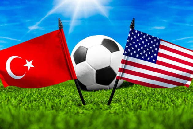 FOTOMONTAGE, Fußball-Weltmeisterschaft 2026: Nationalflaggen von Türkei und USA mit Fußball auf Rasen. Symbolbild zum WM-Gruppenspiel am 26 Juni bei der FIFA Fussball-Weltmeisterschaft 2026