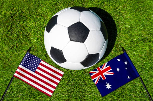 FOTOMONTAGE, Fußball-Weltmeisterschaft 2026: Nationalflaggen von USA und Australien mit Fußball auf Rasen. Symbolbild zum WM-Gruppenspiel am 19 Juni bei der FIFA Fussball-Weltmeisterschaft 2026