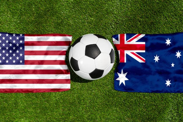 FOTOMONTAGE, Fußball-Weltmeisterschaft 2026: Nationalflaggen von USA und Australien mit Fußball auf Rasen. Symbolbild zum WM-Gruppenspiel am 19 Juni bei der FIFA Fussball-Weltmeisterschaft 2026