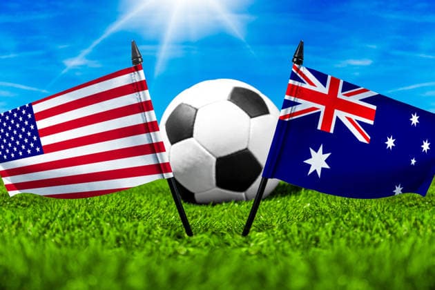 FOTOMONTAGE, Fußball-Weltmeisterschaft 2026: Nationalflaggen von USA und Australien mit Fußball auf Rasen. Symbolbild zum WM-Gruppenspiel am 19 Juni bei der FIFA Fussball-Weltmeisterschaft 2026