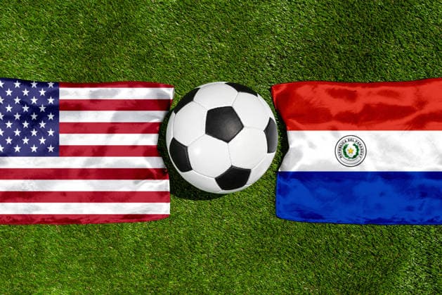 FOTOMONTAGE, Fußball-Weltmeisterschaft 2026: Nationalflaggen von USA und Paraguay mit Fußball auf Rasen. Symbolbild zum WM-Gruppenspiel am 12 Juni bei der FIFA Fussball-Weltmeisterschaft 2026
