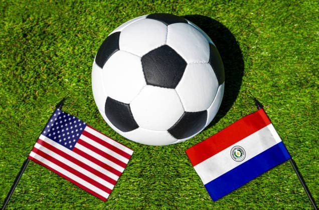 FOTOMONTAGE, Fußball-Weltmeisterschaft 2026: Nationalflaggen von USA und Paraguay mit Fußball auf Rasen. Symbolbild zum WM-Gruppenspiel am 12 Juni bei der FIFA Fussball-Weltmeisterschaft 2026