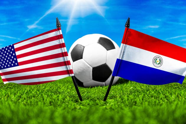 FOTOMONTAGE, Fußball-Weltmeisterschaft 2026: Nationalflaggen von USA und Paraguay mit Fußball auf Rasen. Symbolbild zum WM-Gruppenspiel am 12 Juni bei der FIFA Fussball-Weltmeisterschaft 2026