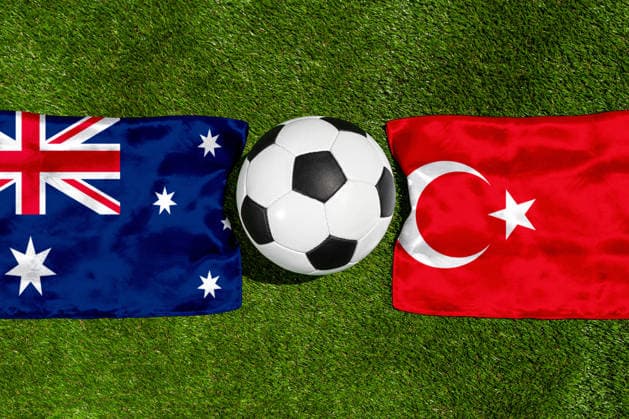 FOTOMONTAGE, Fußball-Weltmeisterschaft 2026: Nationalflaggen von Australien und Türkei mit Fußball auf Rasen. Symbolbild zum WM-Gruppenspiel am 14 Juni bei der FIFA Fussball-Weltmeisterschaft 2026