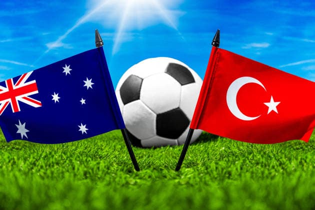 FOTOMONTAGE, Fußball-Weltmeisterschaft 2026: Nationalflaggen von Australien und Türkei mit Fußball auf Rasen. Symbolbild zum WM-Gruppenspiel am 14 Juni bei der FIFA Fussball-Weltmeisterschaft 2026
