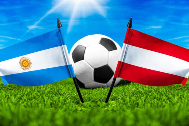 FOTOMONTAGE, Fußball-Weltmeisterschaft 2026: Nationalflaggen von Argentinien und Österreich mit Fußball auf Rasen. Symbolbild zum WM-Gruppenspiel am 22 Juni bei der FIFA Fussball-Weltmeisterschaft 2026