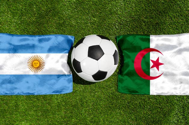 FOTOMONTAGE, Fußball-Weltmeisterschaft 2026: Nationalflaggen von Argentinien und Algerien mit Fußball auf Rasen. Symbolbild zum WM-Gruppenspiel am 17 Juni bei der FIFA Fussball-Weltmeisterschaft 2026