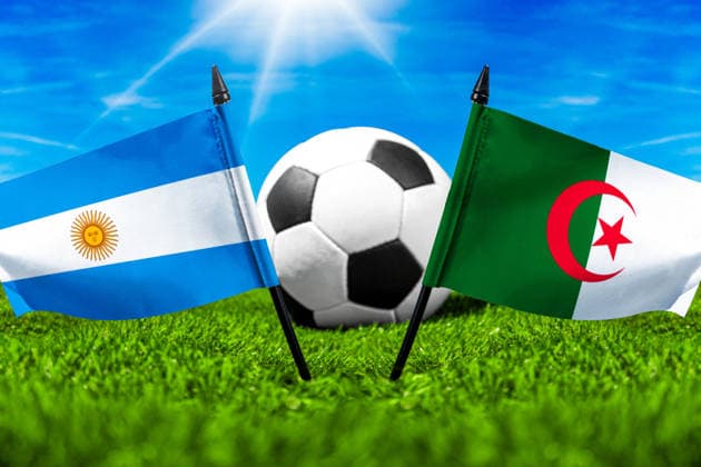 FOTOMONTAGE, Fußball-Weltmeisterschaft 2026: Nationalflaggen von Argentinien und Algerien mit Fußball auf Rasen. Symbolbild zum WM-Gruppenspiel am 17 Juni bei der FIFA Fussball-Weltmeisterschaft 2026