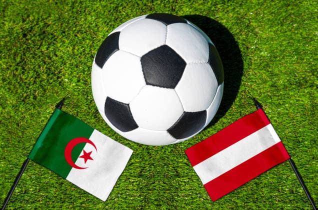 FOTOMONTAGE, Fußball-Weltmeisterschaft 2026: Nationalflaggen von Algerien und Österreich mit Fußball auf Rasen. Symbolbild zum WM-Gruppenspiel am 28 Juni bei der FIFA Fussball-Weltmeisterschaft 2026