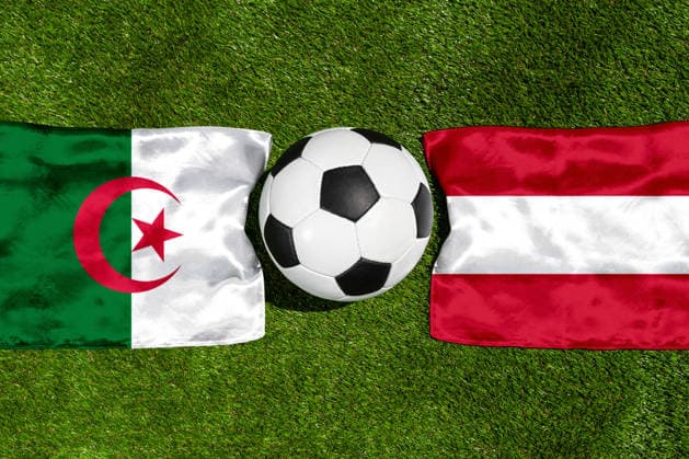 FOTOMONTAGE, Fußball-Weltmeisterschaft 2026: Nationalflaggen von Algerien und Österreich mit Fußball auf Rasen. Symbolbild zum WM-Gruppenspiel am 28 Juni bei der FIFA Fussball-Weltmeisterschaft 2026