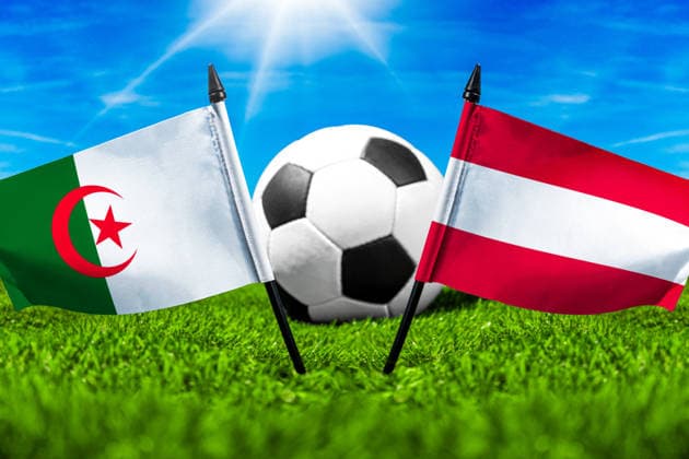 FOTOMONTAGE, Fußball-Weltmeisterschaft 2026: Nationalflaggen von Algerien und Österreich mit Fußball auf Rasen. Symbolbild zum WM-Gruppenspiel am 28 Juni bei der FIFA Fussball-Weltmeisterschaft 2026