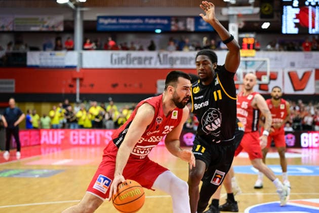 Viktor Kovacevic, Tyrel Morgan 2 Bundesliga Pro A, play off, semi-final 4 game, 46ers, basketball, basketball season 2025 2026, BBL, Germany, Gießen 46ers Bozic Estriche Knights Kirchheim, Gießen in red, men, Kirchheim black