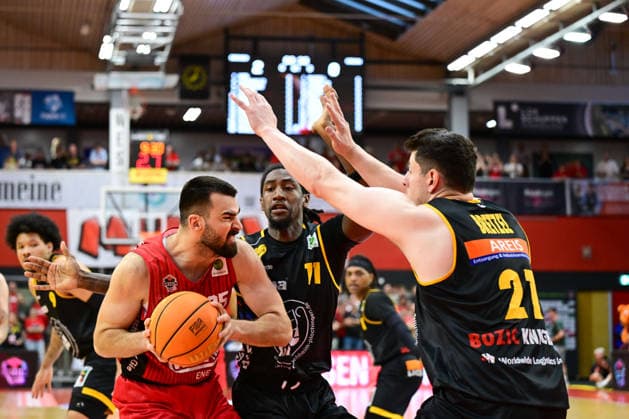 Viktor Kovacevic, Tyrel Morgan, Nicolas Bretzel 2 Bundesliga Pro A, play off, semi-final 4 game, 46ers, basketball, basketball season 2025 2026, BBL, Germany, Gießen 46ers Bozic Estriche Knights Kirchheim, Gießen in red, men, Kirchheim black,