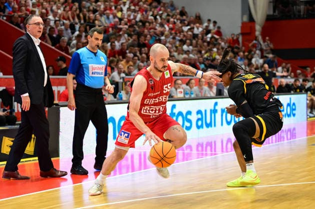 Simon Krajcovic, Phillip Russell 2 Bundesliga Pro A, play off, semi-final 4 game, 46ers, basketball, basketball season 2025 2026, BBL, Germany, Gießen 46ers Bozic Estriche Knights Kirchheim, Gießen in red, men, Kirchheim black