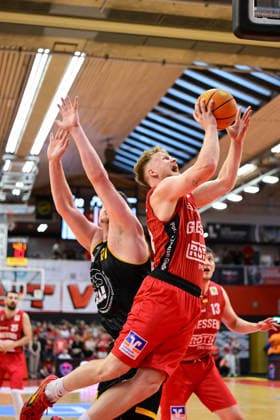 Nicolas Bretzel, Luis König Figge 2 Bundesliga Pro A, play off, semi-final 4 game, 46ers, basketball, basketball season 2025 2026, BBL, Germany, Gießen 46ers Bozic Estriche Knights Kirchheim, Gießen in red, men, Kirchheim black