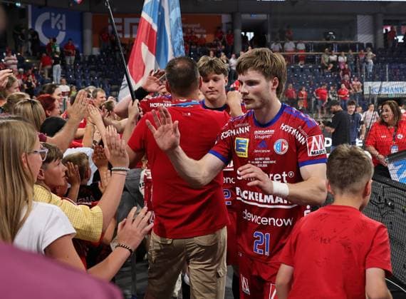 29 05 2026 Handball 1 Bundesliga DAIKIN HBL Season 2025 2026 33 Matchday HC Erlangen Metropolregion Nuremberg HCE Bergischer HC DaMa xdaxmax Christopher Bissel 21, HC Erlangen HCE high-fives with fans