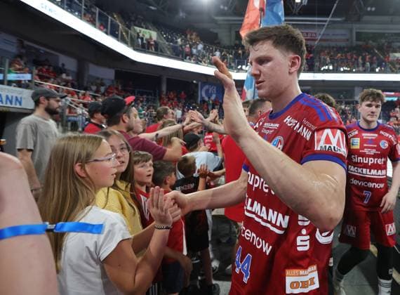 29 05 2026 Handball 1 Bundesliga DAIKIN HBL Season 2025 2026 33 Matchday HC Erlangen Metropolregion Nuremberg HCE Bergischer HC DaMa xdaxmax Christoph Steinert 44, HC Erlangen HCE high-fives with fans