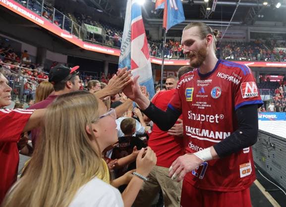 29 05 2026 Handball 1 Bundesliga DAIKIN HBL Season 2025 2026 33 Matchday HC Erlangen Metropolregion Nuremberg HCE Bergischer HC DaMa xdaxmax Antonio Metzner 27, HC Erlangen HCE high-fives with fans