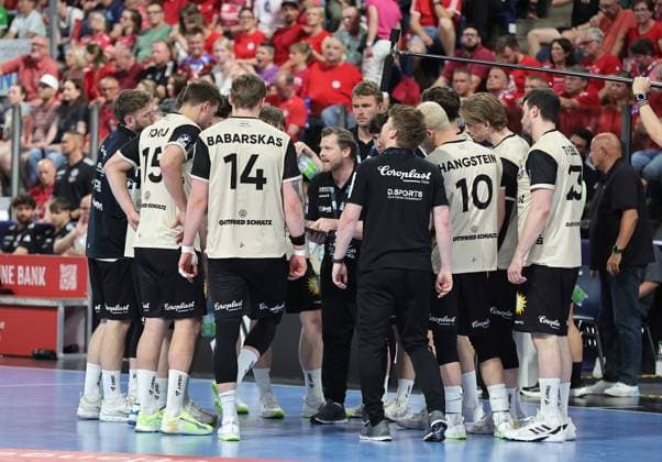 29 05 2026 Handball 1 Bundesliga DAIKIN HBL Season 2025 2026 33 Matchday HC Erlangen Metropolregion Nürnberg HCE Bergischer HC DaMa xdaxmax Arnor Thor Gunnarsson Coach, Bergischer HC gives instructions to team Team