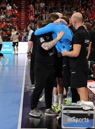 29 05 2026 Handball 1 Bundesliga DAIKIN HBL Season 2025 2026 33 Matchday HC Erlangen Metropolregion Nuremberg HCE Bergischer HC DaMa xdaxmax Arnor Thor Gunnarsson Coach, Bergischer HC Christopher Rudeck 1, Bergischer HC embrace each other