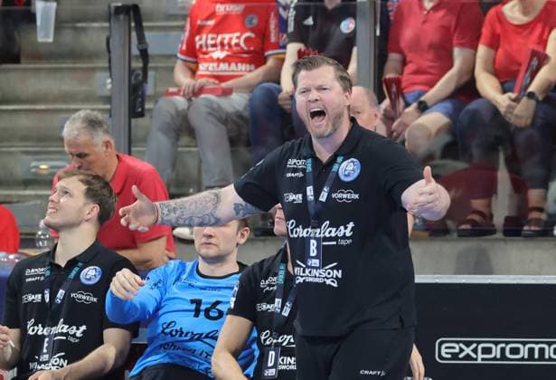29 05 2026 Handball 1 Bundesliga DAIKIN HBL Season 2025 2026 33 Matchday HC Erlangen Metropolregion Nuremberg HCE Bergischer HC DaMa xdaxmax Arnor Thor Gunnarsson Coach, Bergischer HC gives instructions