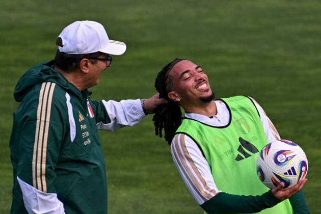 foto IPP lisa guglielmi Coverciano - Firenze 30-03-2026 Raduno della Nazionale di Calcio dell Italia nella foto Silvio Baldini (allenatore Italia) scherza con Luca Koleosho tirandogli i capelli italy photo press world copyright italy ITALY Copyright: xR4924_italyphotopressx