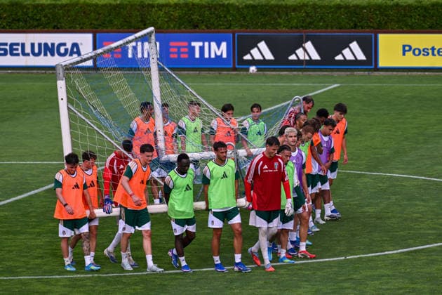foto IPP lisa guglielmi Coverciano - Firenze 30-03-2026 Raduno della Nazionale di Calcio dell Italia nella foto il gruppo dei calciatri dell Italia mentre tutti insieme trasportano una porta sul campo di allenamento italy photo press world copyright italy ITALY Copyright: xR4924_italyphotopressx