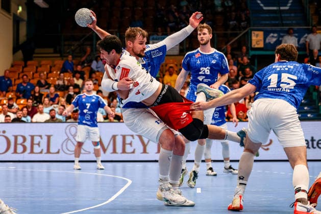 Yonatan Dayan HBW Balingen Weilstetten, 34 held, duel, duel, fight with Valentin Neagu Dessau Rosslauer HV 06, 13 and Marcel Nowak Dessau Rosslauer HV 06, 15 , Dessau Rosslauer HV 06 vs HBW Balingen Weilstetten, Handball, 2 Bundesliga, 33 Matchday, Season 2025 26, 29 05 2026, Dessau Rosslauer HV 06 vs HBW Balingen Weilstetten, Handball, 2 Bundesliga, 33 Matchday, Season 2025 26, 29 05 2026 Dessau Rosslau Copyright: xEibner-Pressefoto LauraxRoemerx EP_LRR