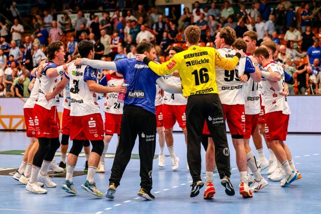 Team led by Yonatan Dayan HBW Balingen Weilstetten, 34 and Magnus Bierfreund HBW Balingen Weilstetten, 16 Jubel Freude nach dem Sieg, Dessau Rosslauer HV 06 vs HBW Balingen Weilstetten, Handball, 2 Bundesliga, 33 Spieltag, Saison 2025 26, 29 05 2026, Dessau Rosslauer HV 06 vs HBW Balingen Weilstetten, Handball, 2 Bundesliga, 33 Spieltag, Saison 2025 26, 29 05 2026 Dessau Rosslau Copyright: xEibner-Pressefoto LauraxRoemerx EP_LRR