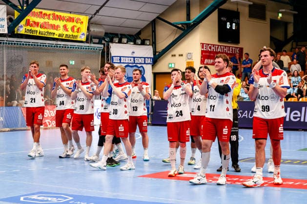 Team around Sascha Pfattheicher HBW Balingen Weilstetten, 30 , Stefan Bauer HBW Balingen Weilstetten, 99 applauds the fans, thanks fans for support, Dessau Rosslauer HV 06 vs HBW Balingen Weilstetten, Handball, 2 Bundesliga, 33 Matchday, Season 2025 26, 29 05 2026, Dessau Rosslauer HV 06 vs HBW Balingen Weilstetten, Handball, 2 Bundesliga, 33 Matchday, Season 2025 26, 29 05 2026 Dessau Rosslau Copyright: xEibner-Pressefoto LauraxRoemerx EP_LRR