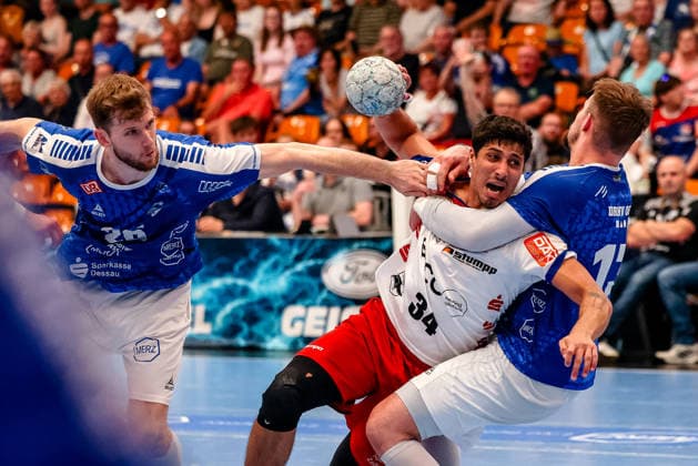 Yonatan Dayan HBW Balingen Weilstetten, 34 on the ball, duel, fight with Yannick Danneberg Dessau Rosslauer HV 06, 26 and Valentin Neagu Dessau Rosslauer HV 06, 13 , Dessau Rosslauer HV 06 vs HBW Balingen Weilstetten, Handball, 2 Bundesliga, 33 Matchday, Season 2025 26, 29 05 2026, Dessau Rosslauer HV 06 vs HBW Balingen Weilstetten, Handball, 2 Bundesliga, 33 Matchday, Season 2025 26, 29 05 2026 Dessau Rosslau Copyright: xEibner-Pressefoto LauraxRoemerx EP_LRR