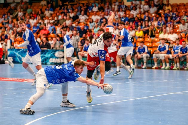 Fritz Leon Haake Dessau Rosslauer HV 06, 06 and Yonatan Dayan HBW Balingen Weilstetten, 34 reach for the ball, Dessau Rosslauer HV 06 vs HBW Balingen Weilstetten, Handball, 2 Bundesliga, 33 Matchday, Season 2025 26, 29 05 2026, Dessau Rosslauer HV 06 vs HBW Balingen Weilstetten, Handball, 2 Bundesliga, 33 Matchday, Season 2025 26, 29 05 2026 Dessau Rosslau Copyright: xEibner-Pressefoto LauraxRoemerx EP_LRR