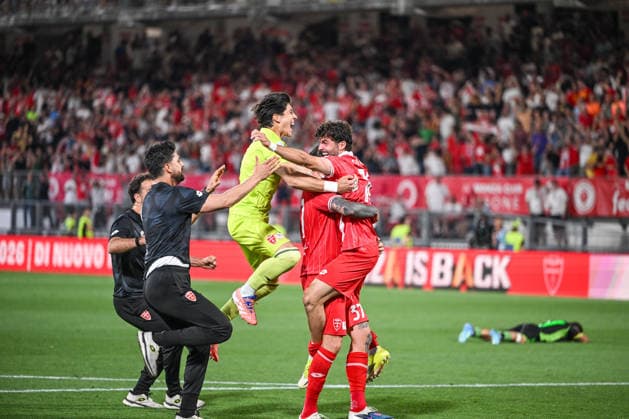 Monza v Catanzaro - Serie B Playoff Final Patrick Cutrone of AC Monza celebrates with fans after receiving the prize for most improved player in Serie B during the Italian Serie BKT second leg final football match between AC Monza and US Catanzaro at U-Power Stadium in Monza, Italy, on May 29, 2026. Monza Italy  Copyright: xTizianoxBallabiox originalFilename:ballabio-acmonzaa260529_nph4O