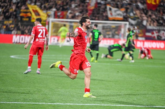 Monza v Catanzaro - Serie B Playoff Final Patrick Cutrone of AC Monza celebrates with fans after receiving the prize for most improved player in Serie B during the Italian Serie BKT second leg final football match between AC Monza and US Catanzaro at U-Power Stadium in Monza, Italy, on May 29, 2026. Monza Italy  Copyright: xTizianoxBallabiox originalFilename:ballabio-acmonzaa260529_npLQw