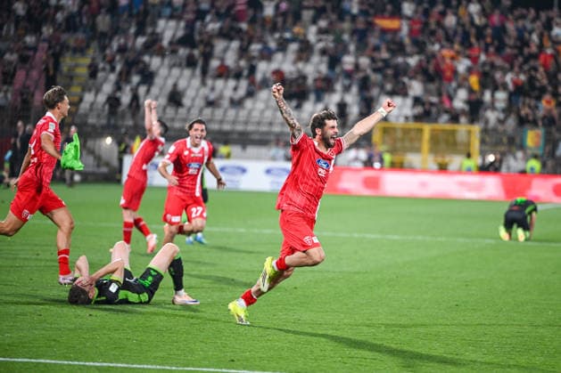 Monza v Catanzaro - Serie B Playoff Final Patrick Cutrone of AC Monza celebrates with fans after receiving the prize for most improved player in Serie B during the Italian Serie BKT second leg final football match between AC Monza and US Catanzaro at U-Power Stadium in Monza, Italy, on May 29, 2026. Monza Italy  Copyright: xTizianoxBallabiox originalFilename:ballabio-acmonzaa260529_npBWk