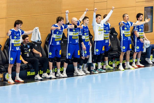 29 05 2026, GER, Handball, Men, Season 25 26, Daikin 1 Bl, Matchday 30, ThSV Eisenach Fuechse Berlin Cheering on the substitutes bench of ThSV Eisenach, with in the picture Stephan Seitz ThSV Eisenach,44 , Phillip Meyer ThSV Eisenach,27 , Tillman Leu ThSV Eisenach,99 , Peter Walz ThSV Eisenach,14 , Vukasin Antonijevic ThSV Eisenach,41 , Alexandar Capric ThSV Eisenach, 6 , Gian Attenhofer ThSV Eisenach,11 , Timothy Reichmuth ThSV Eisenach,5 99817 Eisenach Werner Assmann Halle Am Sportp Thueringen Germany