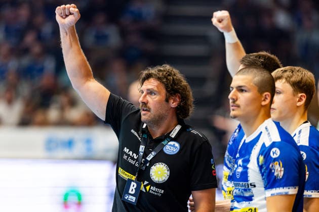 29 05 2026, GER, Handball, Men, Season 25 26, Daikin 1 Bl, 30 Matchday, ThSV Eisenach Fuechse Berlin Sebastian Hinze ThSV Eisenach,Coach together with his team Team 99817 Eisenach Werner Assmann Halle Am Sportp Thueringen Germany
