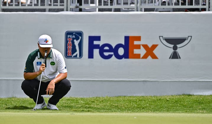 FORTH WORTH, TX - MAY 29: Sungjae Im examines the ninth green during the second round of the PGA, Golf Herren Charles Schwab Challenge at Colonial Country Club on Friday, May 29, 2026 in Fort Worth, TX. (Photo by Austin McAfee Icon Sportswire) GOLF: MAY 29 PGA Charles Schwab Challenge EDITORIAL USE ONLY Icon260529007