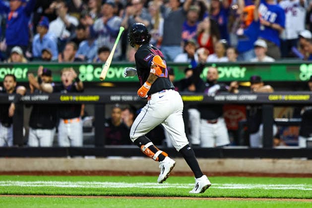 Miami Marlins v New York Mets - MLB, Baseball Herren, USA Mark Vientos of the New York Mets, wearing jersey number 27, hits a home run during the third inning of a baseball game against the Miami Marlins at Citi Field in Corona, New York, on May 29, 2026. Flushing United States  Copyright: xGordonxDonovanx originalFilename:donovan-mlbmiami260529_np92D.jpg