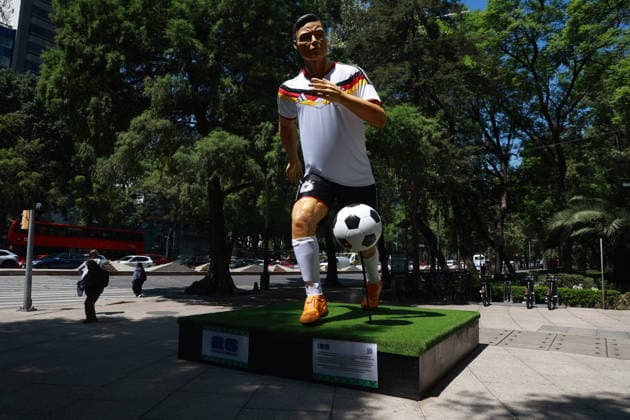 Mexico City continues its preparations to host 2026 FIFA World Cup, WM, Weltmeisterschaft, Fussball MEXICO CITY, MEXICO - MAY 29: A large-scale sculpture created by Mexican artists, representing a football player, is displayed on Paseo de la Reforma, in Mexico City, Mexico on May 29, 2026. Mexico City continues its preparation to host FIFA World Cup matches for the third time, having previously hosted the tournament in 1970 and 1986, as Mexico co-hosts the upcoming edition alongside the United States and Canada. Daniel Cardenas Anadolu Mexico City Mexico. Editorial use only. Please get in touch for any other usage. Copyright: x2026xAnadoluxDanielxCardenasx