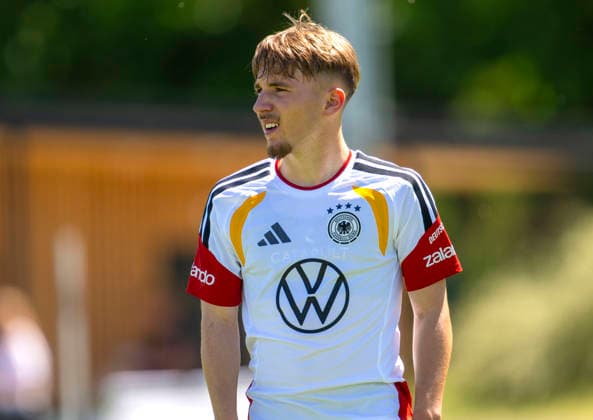 28 05 2026, Football DFB national team Germany, training camp before the World Cup in Herzogenaurach, in the home ground at ADIDAS First training session on the Adidas sports field, Lennart Karl Germany pensive