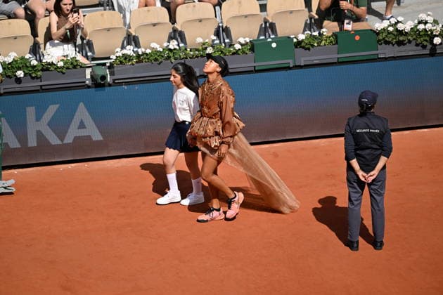2026 French Open, Roland-Garros - Day 7 PARIS, FRANCE - MAY 30: Japan s Naomi Osaka and United States Iva Jovic (not seen) compete during their women s singles match on day 7 of the French Open tennis tournament on Court Philippe-Chatrier at the Roland-Garros Complex in Paris on May 30, 2026. Mustafa Yalcin Anadolu Paris France. Editorial use only. Please get in touch for any other usage.  Copyright: x2026xAnadoluxMustafaxYalcinx