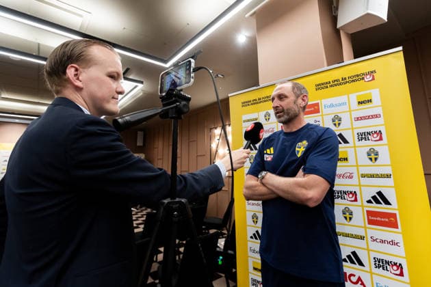 260530 Assistant coach Andreas Georgson of the Swedish national football team is interviewed by TV4 during a press event on May 30, 2026 in Stockholm Photo Axel Boberg BILDBYRAN COP 258 AX0106 fotboll football soccer fotball landskamp sverige sweden sverige a fifa world cup vm bbeng  Copyright: AXELxBOBERG BB260530AX010
