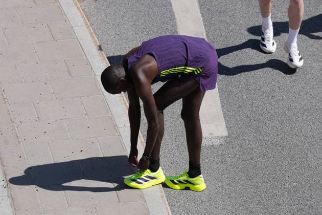 STOCKHOLM, SWEDEN 20260530 A runner ties his shoes before the start of the Stockholm Marathon on Saturday STOCKHOLM SWEDEN x10500x  Copyright: xMagnusxLejhall TT TTx STOCKHOLM MARATHON 2026
