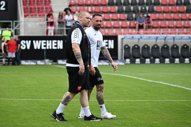 30 05 2026, xsvx, Football Langholz Cup 2026, from left organizer of the Langholz Cup, Daniel Ritzel and MMA fighter Christian Eckerlin Wiesbaden