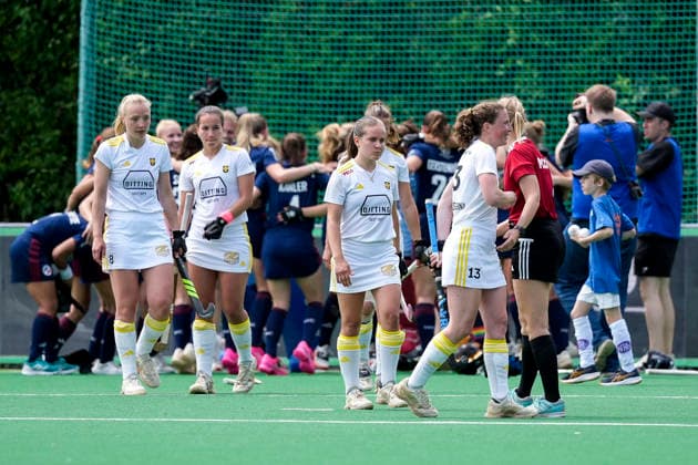 Players of Harvestehuder THC HTHC , disappointed about the defeat, disappointment after the final whistle, highlight, loser, lost, frustration, disappointed, pessimistic, 30 05 2026, Bonn Germany , field hockey, German Championship, semi-final, women, Mannheimer HC Harvestehuder THC xozx