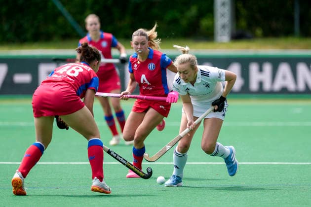 from left Antonia Hendrix GTHGC, 48 , Charlotte Hendrix GTHGC, 14 , Sara Strauss DHC, 11 , duel, duel scene, duel, tackle, tackling, dynamics, action, action, 30 05 2026, Bonn Germany , Hockey, German Championship, semi-final, women, Großflottbeker THGC Düsseldorfer HC xozx