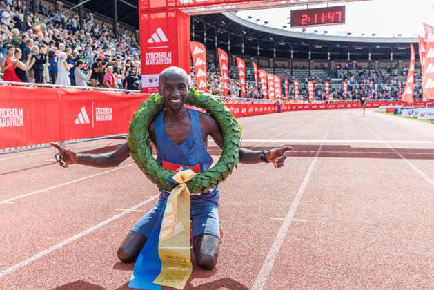260530 Edwin Kiptoo, Kenya, cheers during the Stockholm Marathon on May 30, 2026 in Stockholm  Copyright: KENTAxJÖNSSON BB260530KJ023