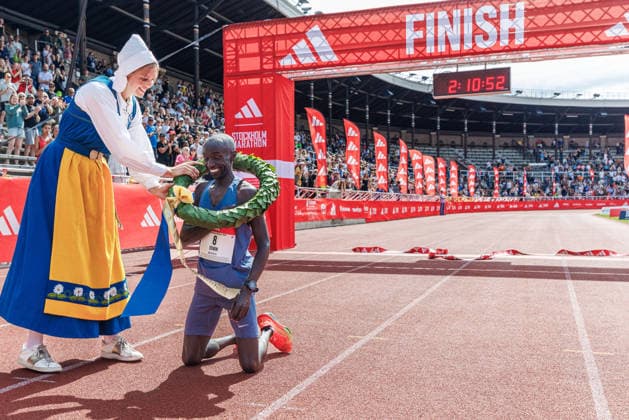 260530 Edwin Kiptoo, Kenya, cheers during the Stockholm Marathon on May 30, 2026 in Stockholm  Copyright: KENTAxJÖNSSON BB260530KJ024